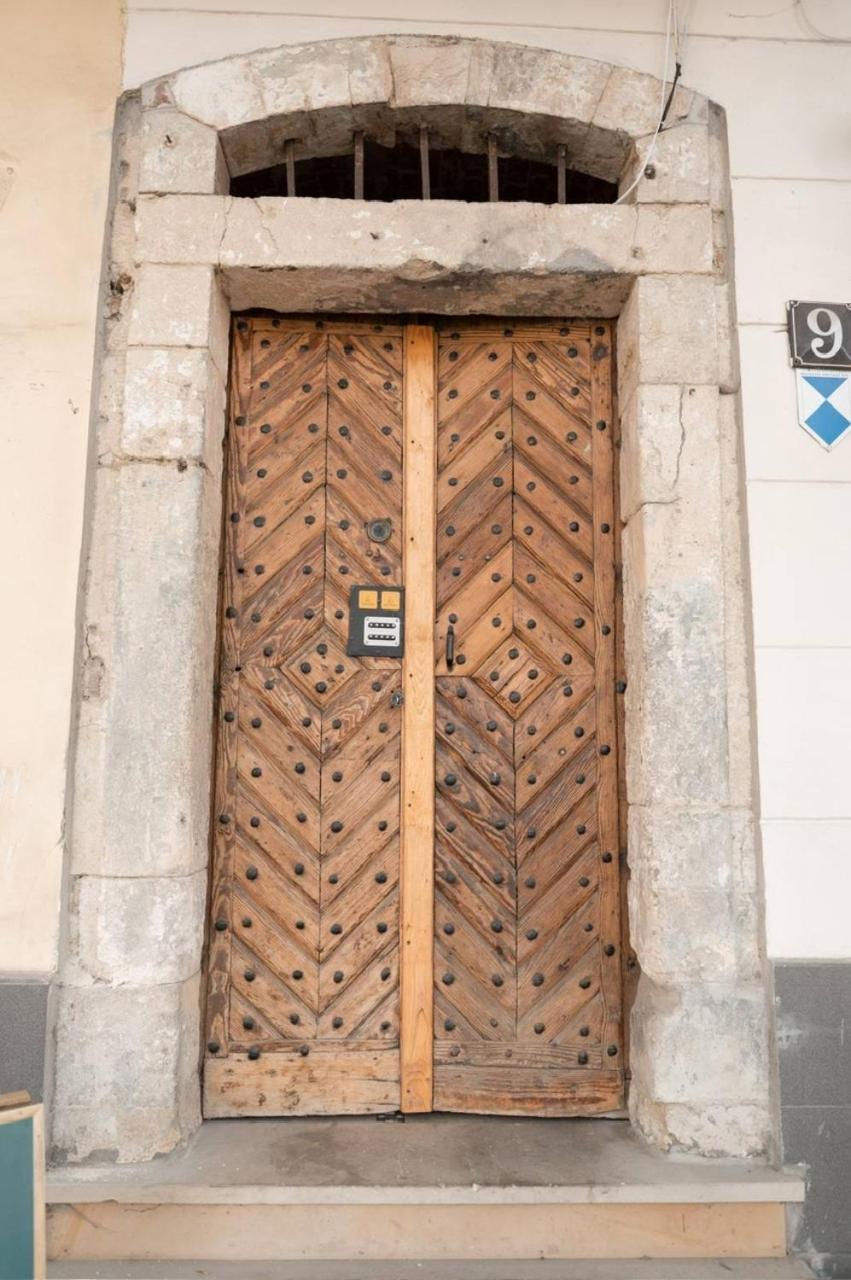 Apart Yaroslava Osmomysla 9 Square - City Center リヴィウ エクステリア 写真